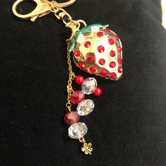 Strawberry keychain - Picture 2 of 2